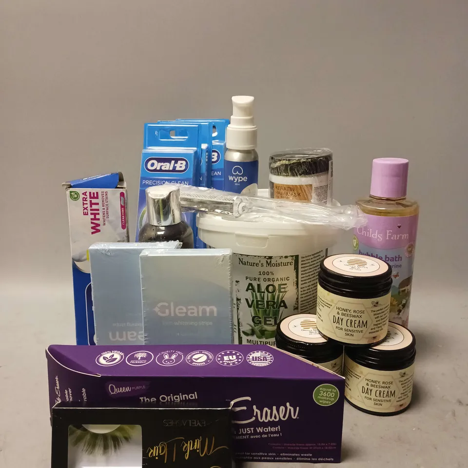 APPROX 15 ASSORTED HEALTH AND BEAUTY ITEMS TO INCLUDE ORAL-B COMPLETE EXTRA WHITE TOOTHPASTE (75ML), GLEAM TEETH WHITENING STRIPS (14 APPLICATIONS), NATURES MOISTURE 100% ORGANIC ALOE VERA GEL (1KG), 