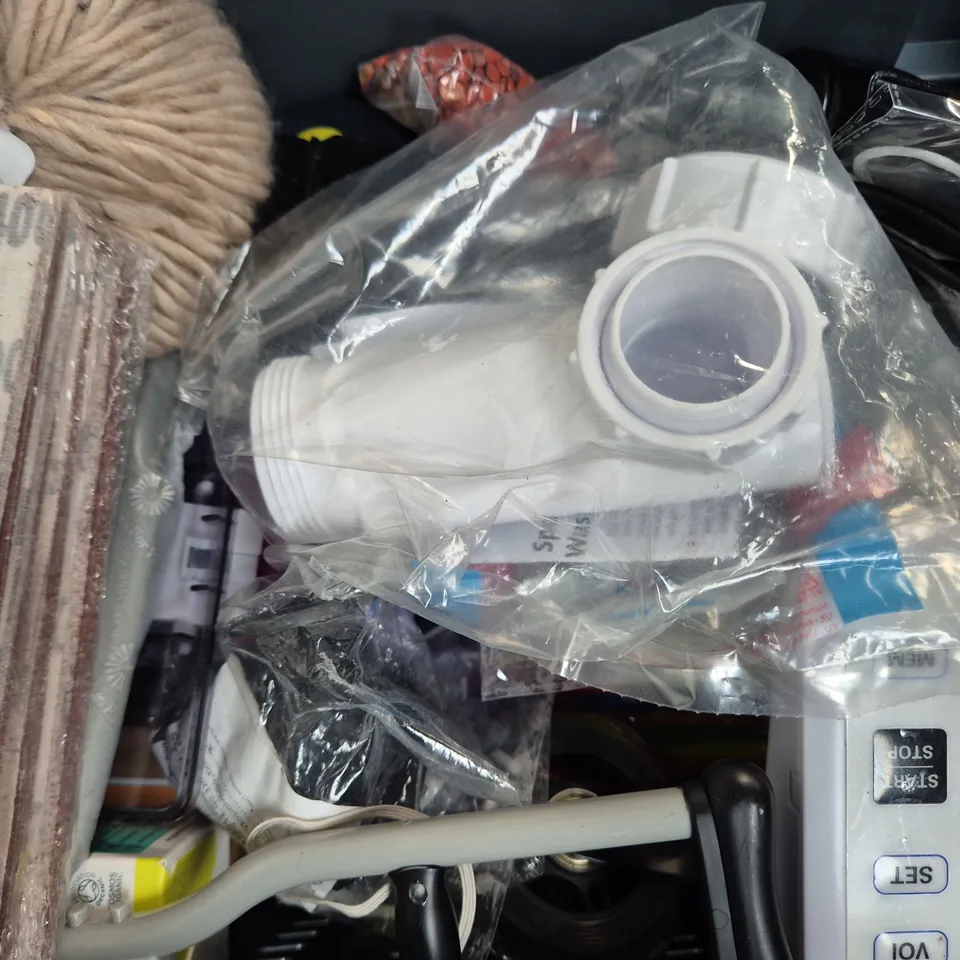 APPROXIMATELY 10 ASSORTED HOUSEHOLD ITEMS TO INCLUDE PILLOW MIST, AEG WX7 SMALL NOZZLE, ETC