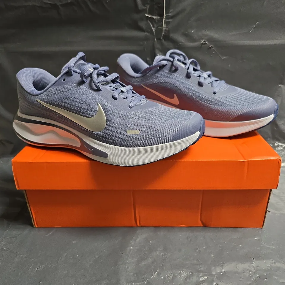 BOXED PAIR OF NIKE JOURNEY RUN TRAINERS IN INDIGO/SILVER SIZE UK 6.5
