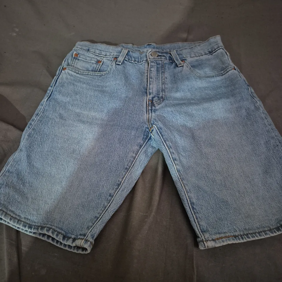 LEVI LIGHT DENIM SHORTS - W30