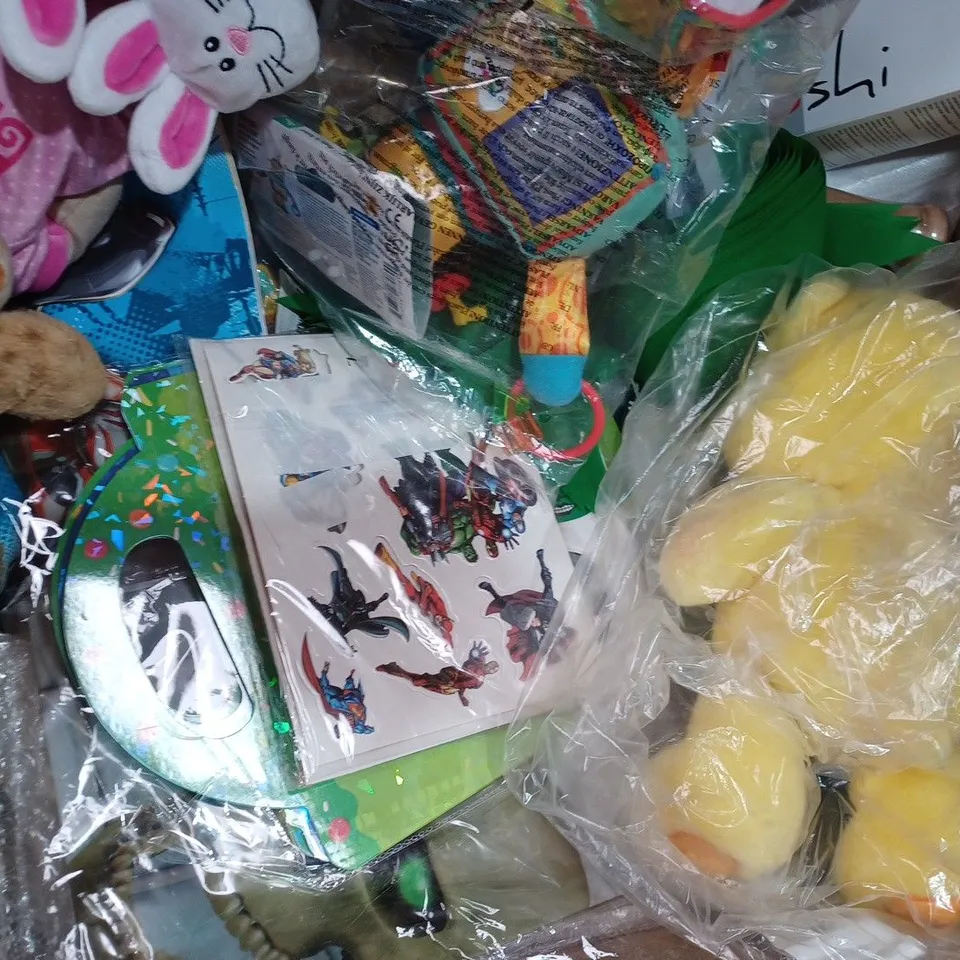 BOX OF APPROXIMATELY 20 ASSORTED TOYS AND GAMES TO INCLUDE POKÉMON CHARMANDER KEYRING, JETSETTER LOUNGE EDITION PLAYING CARDS, FOAM GOLF BALLS, ETC