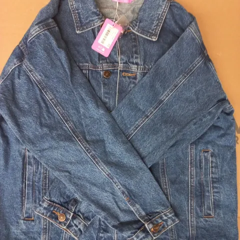 EDIKTED LONG SLEEVE BUTTON UP DENIM JACKET IN BLUE SIZE XS