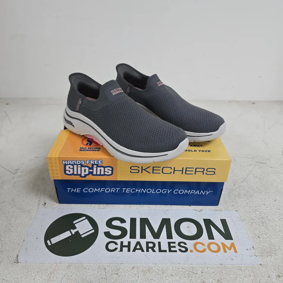 BOXED SKETCHERS HAND FREE SLIP-INS SIZE 6