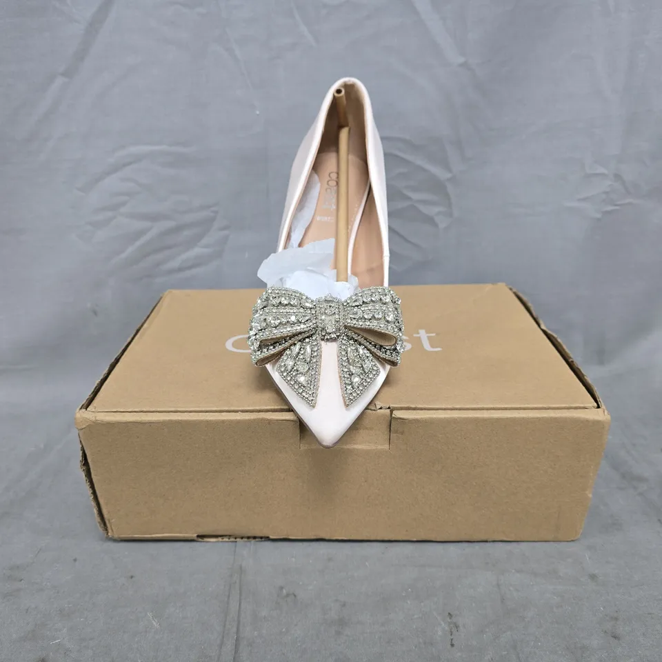 BOXED PAIR OF COAST WIDE FIT TANIA SATIN EMBELLISHED BOW POINTED TOE STILETTO HEELS IN BALLERINA PINK SIZE 7