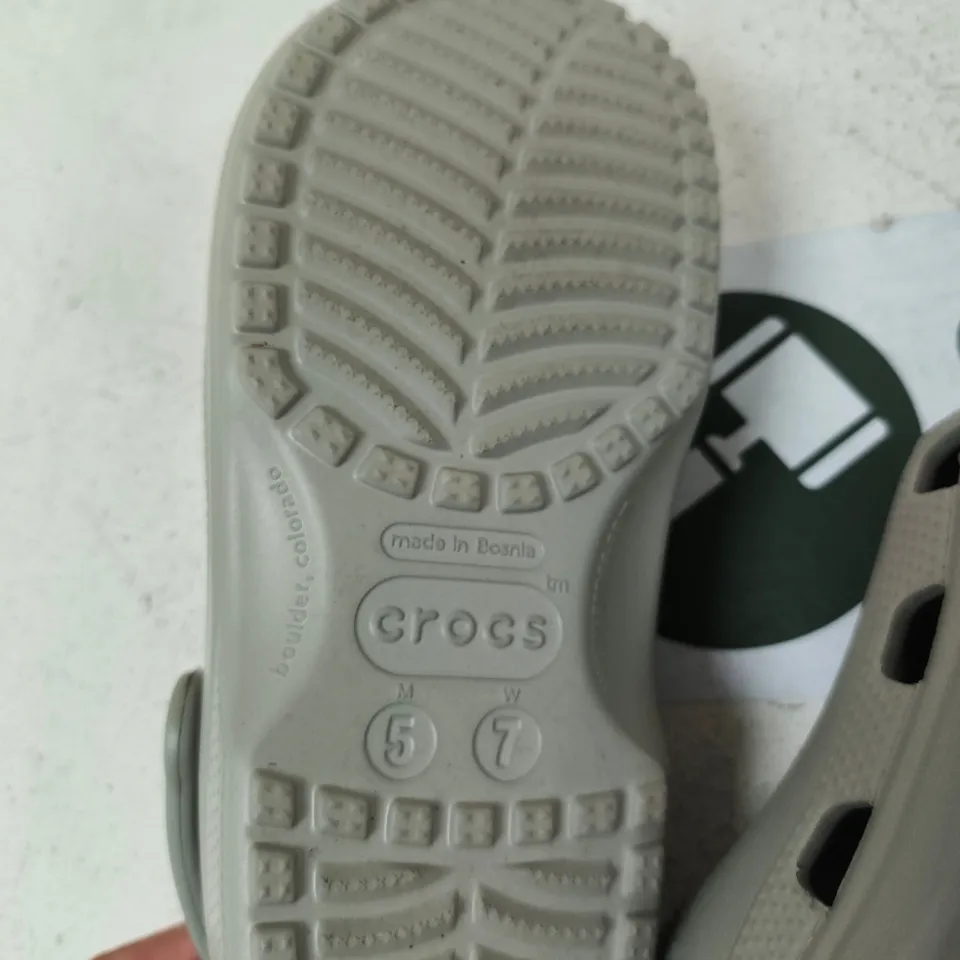 CROCS GREY CLASSIC CLOG SHOES – UK 5 (US WOMEN 7, US MEN 5)