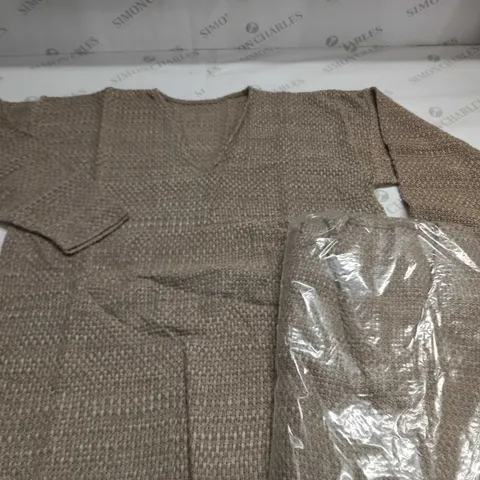 LOT OF 8 V-NECK JUMPERS IN NATURAL - SIZE UNSPECIFED