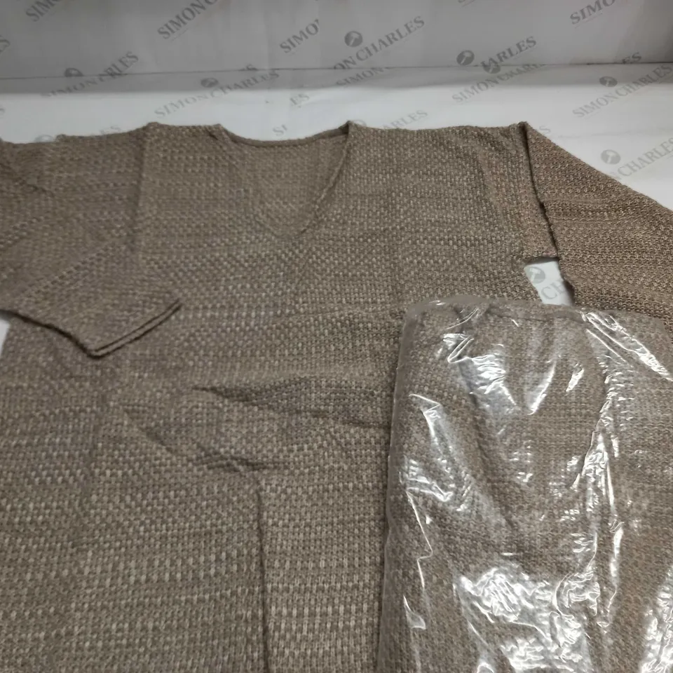 LOT OF 8 V-NECK JUMPERS IN NATURAL - SIZE UNSPECIFED