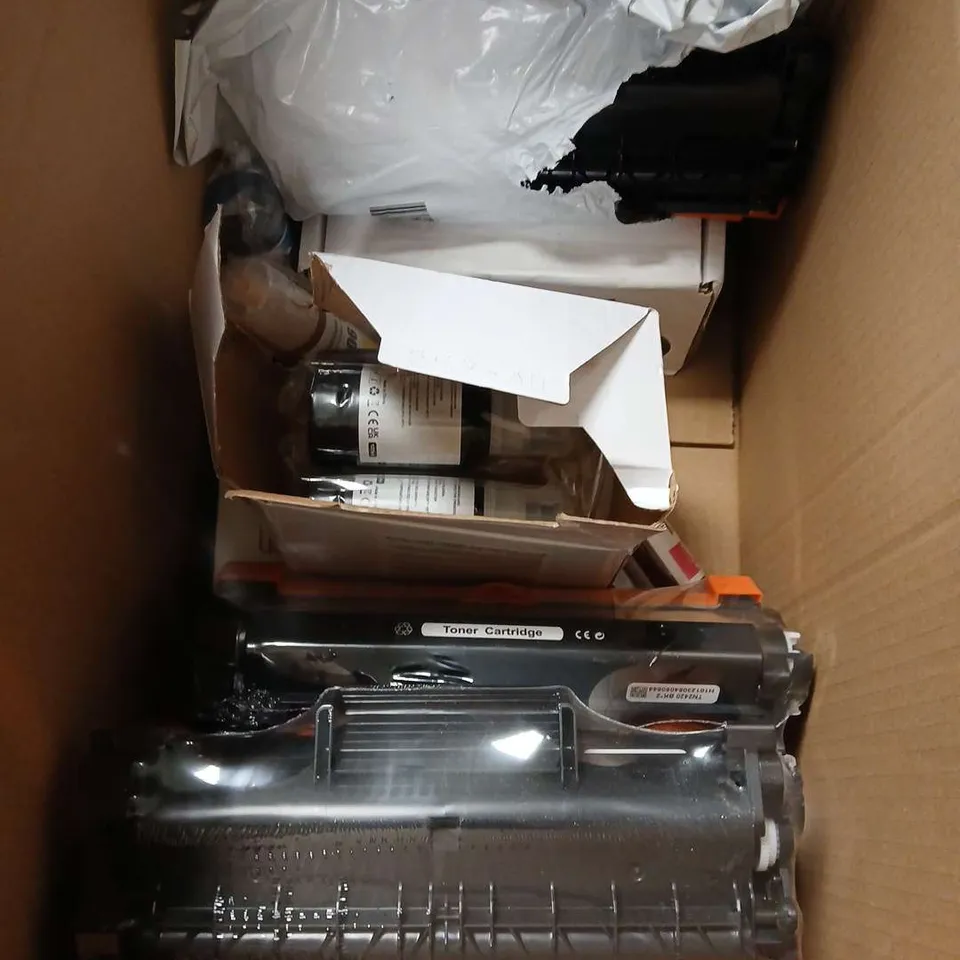 BOX OF APPROXIMATELY 8 ASSORTED ITEMS TO INCLUDE - TONER CARTRIDGES - PHONE MOUNT - GAMEVICE