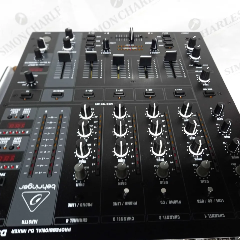 BEHRINGER PRO MIXER DJX900USB 