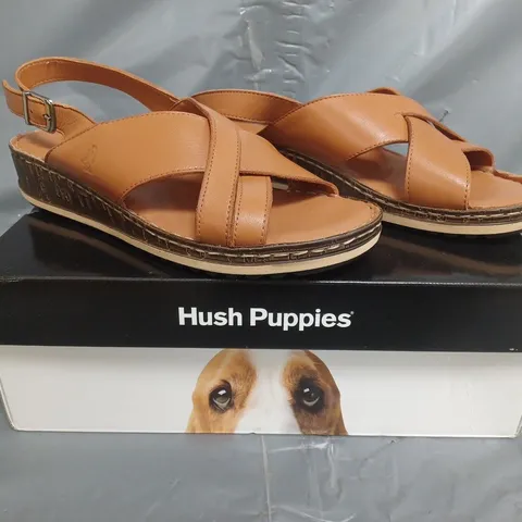 BOXED PAIR OF HUSH PUPPIES ELENA OPEN TOE CROSS STRAP SANDALS IN TAN SIZE 5