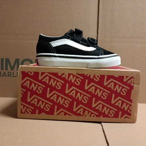 BOXED PAIR OF VANS KID'S OLD SKOOL V SHOES IN BLACK/WHITE SIZE UK 6
