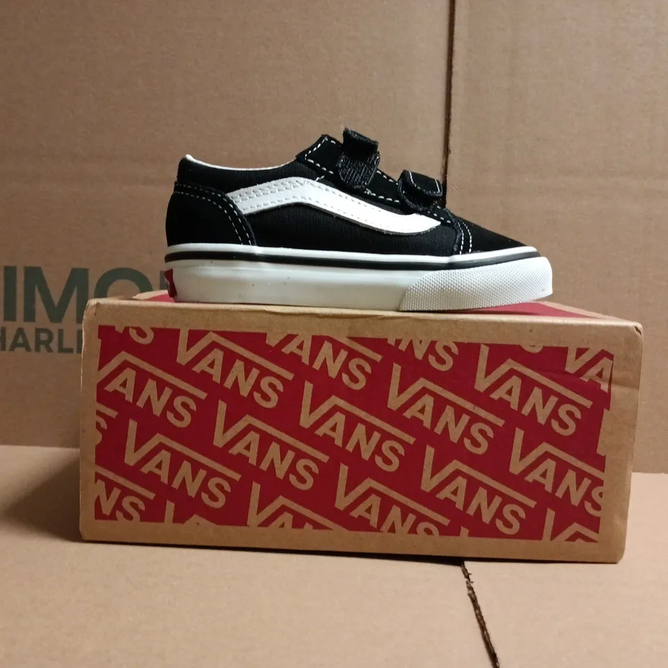 BOXED PAIR OF VANS KID'S OLD SKOOL V SHOES IN BLACK/WHITE SIZE UK 6