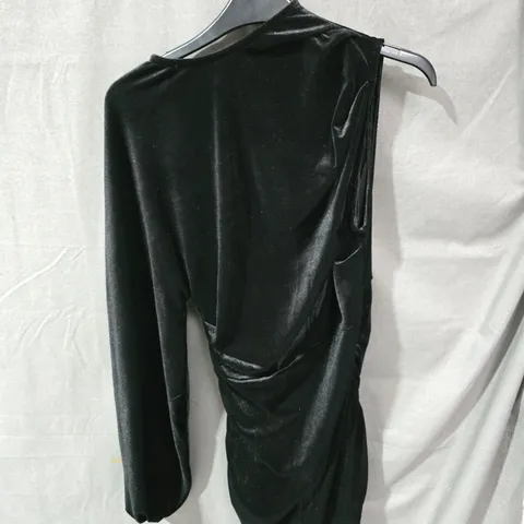 PRETTYLITTLETHING BLACK VELVET DRAPED ONE-SHOULDER DRESS – UK 10 (EU 38 / US 6)