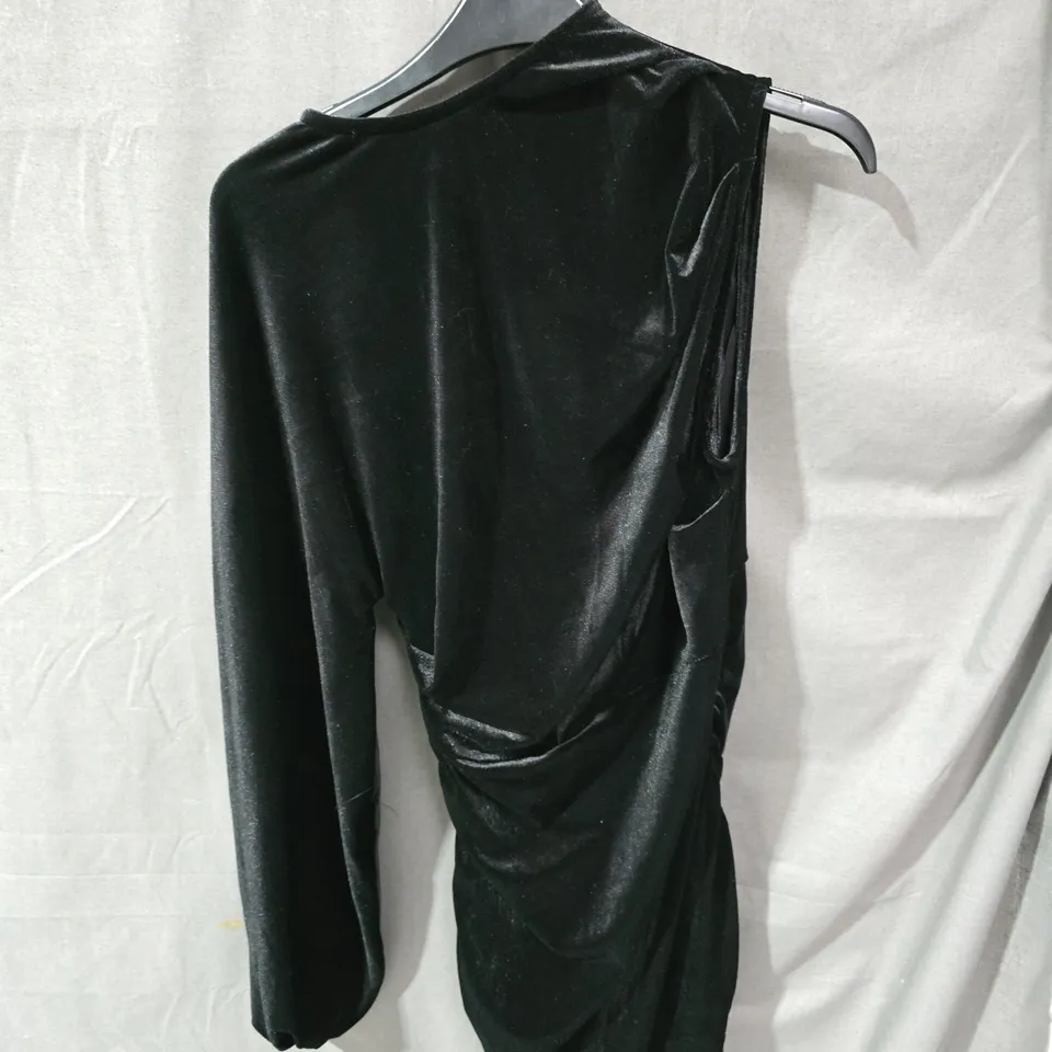 PRETTYLITTLETHING BLACK VELVET DRAPED ONE-SHOULDER DRESS – UK 10 (EU 38 / US 6)