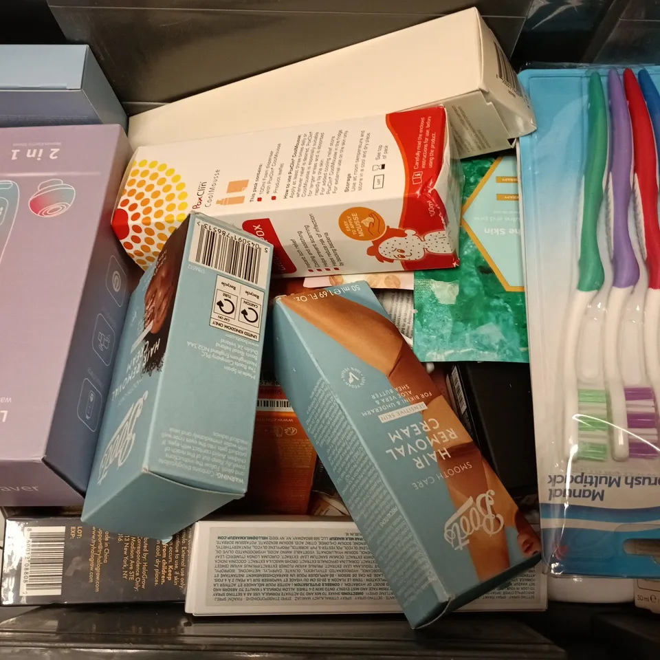 APPROXIMATELY 15 ASSORTED HEALTH & BEAUTY PRODUCTS TO INCLUDE LADY SHAVER, HYDRO GRIP SET, BOOTS HAIR REMOVAL CREAM, ETC - COLLECTION ONLY