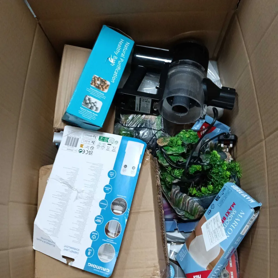 BOX OF APPROXIMATELY 18 ASSORTED HOUSEHOLD ITEMS TO INCLUDE SMOOTH MAXI BRIEF, XAWU SHOWER HEAD, PLUG IN ORNAMENT ETC