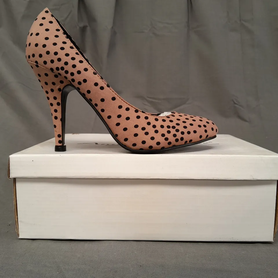 BOXED PAIR OF ANNE MICHELLE CLOSED TOE HIGH HEELED SHOES IN NUDE W. DOT DESIGN SIZE 5