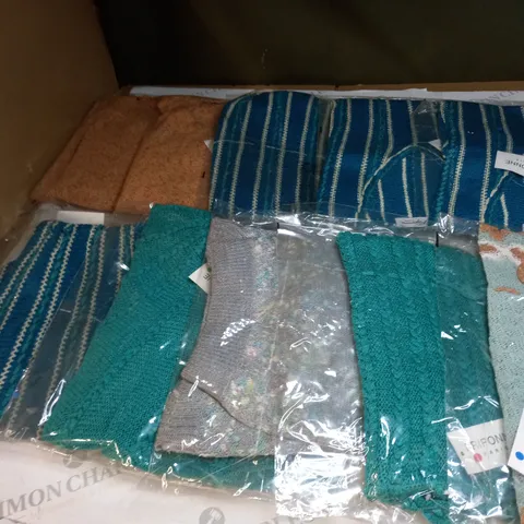 APPROXIMATELY 10 CLOTHING ITEMS IN VARIOUS SIZES AND COLOURS TO INCLUDE JUMPERS