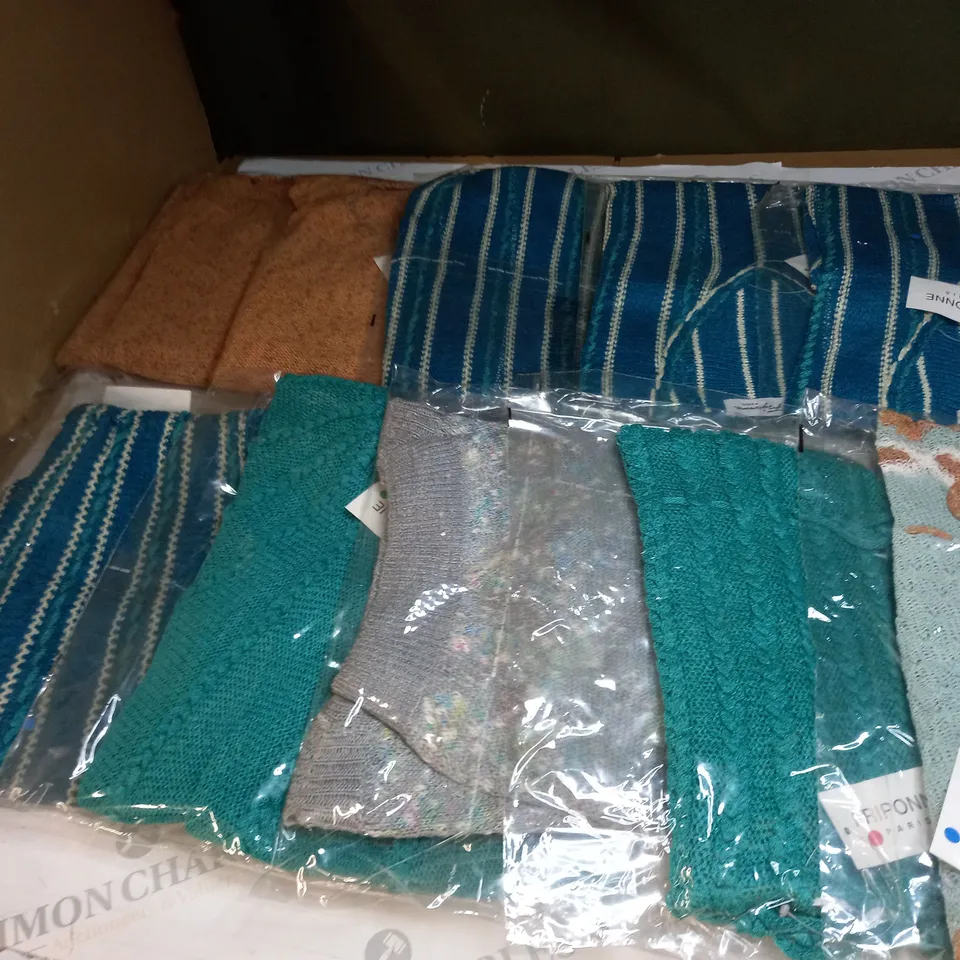 APPROXIMATELY 10 CLOTHING ITEMS IN VARIOUS SIZES AND COLOURS TO INCLUDE JUMPERS