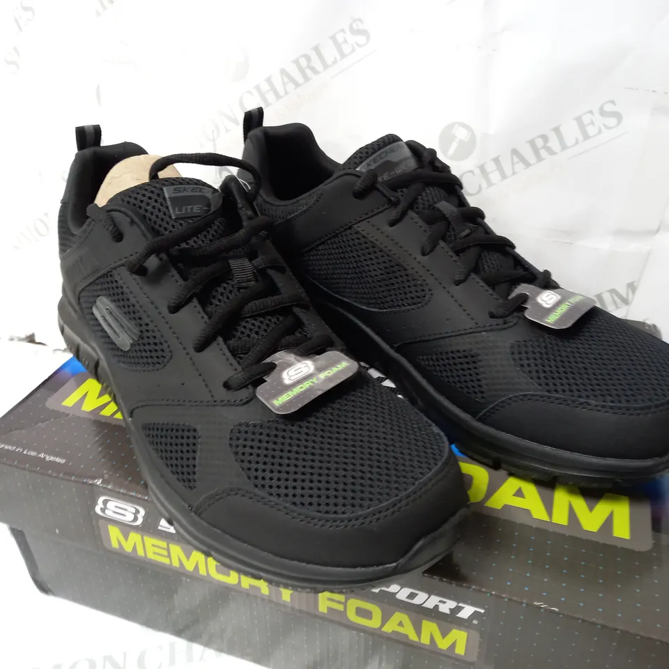 BOXED OUTLET SKECHERS MEN'S TRACK SYNTAC TRAINERS IN BLACK - SIZE 11
