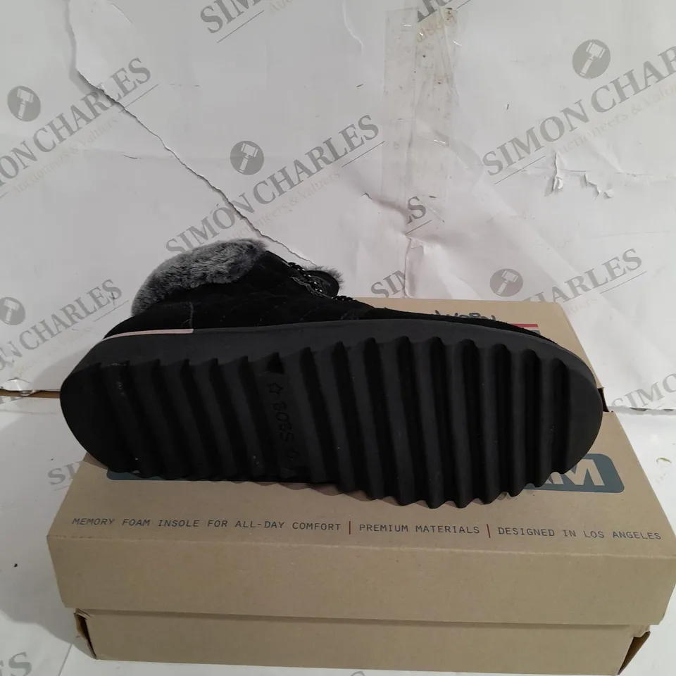 SKECHERS MOUNT HIKER SUEDE BOOTS - SIZE 5