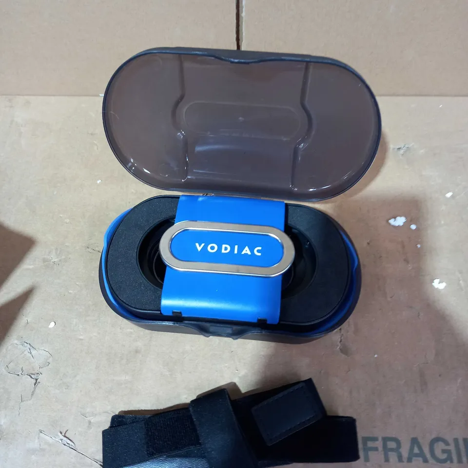 VODIAC VIRTUAL REALITY GOGGLES AND CARRY CASE