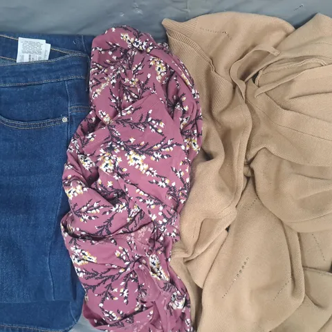 BOX OF APPROXIMATELY 18 ASSORTED CLOTHING AND FASHION ITEMS IN VARIOUS STYLES, SIZES, AND COLOURS