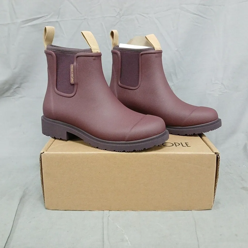 BOXED PAIR OF MERRY PEOPLE BOBBI BOOTS IN DARK CHERRY SIZE UK 4