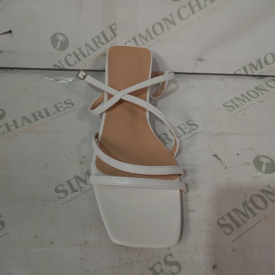 PAIR OF DESIGNER LOW BLOCK HEEL STRAPPY OPEN TOE SANDALS IN WHITE EU SIZE 41