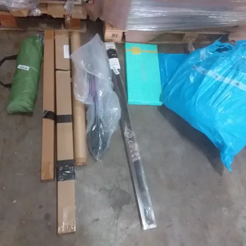 PALLET OF ASSORTED ITEMS INCLUDING E&WOMA KEYBOARD, VENETIAN BLIND, FLOWER PRINT UMBRELLA, G-BLOCS PARASOL BASE SET, SPIRAL GARDEN WIND SPINNER