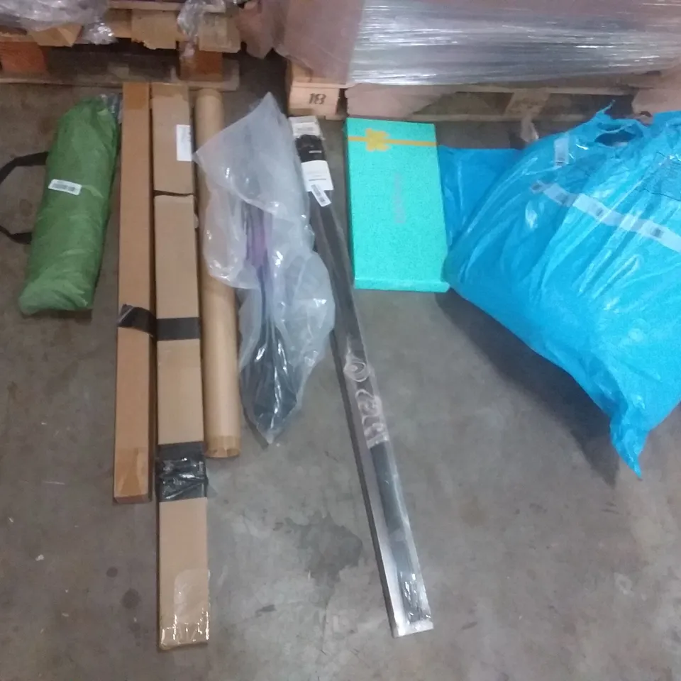 PALLET OF ASSORTED ITEMS INCLUDING E&WOMA KEYBOARD, VENETIAN BLIND, FLOWER PRINT UMBRELLA, G-BLOCS PARASOL BASE SET, SPIRAL GARDEN WIND SPINNER