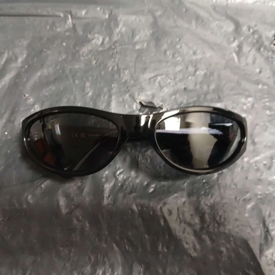 MELLER BLACK SUNGLASSES WITH ORANGE BOX