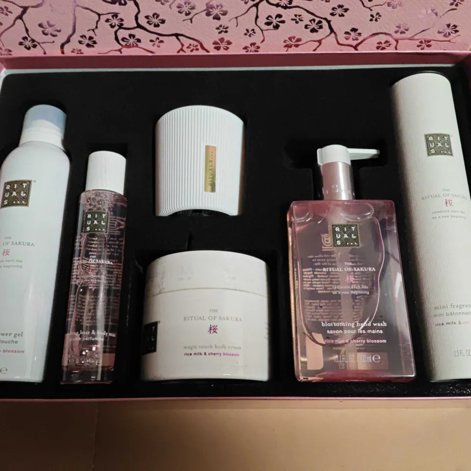 THE RITUAL OF SAKARA 6 BEST SELLERS SET TO INCLUDE BODY CREAM, CANDLE AND SHOWER FOAM