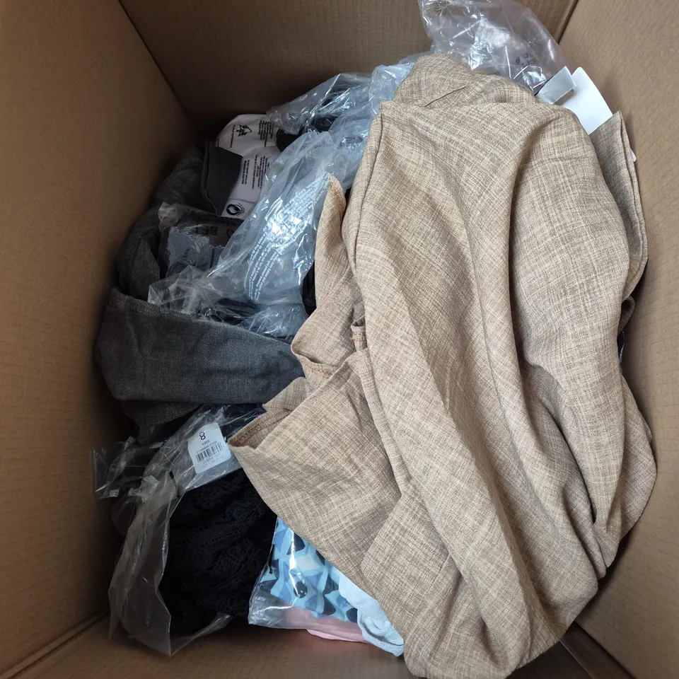 APPROXIMATELY 20 ASSORTED CLOTHING ITEMS IN VARIOUS SIZES AND STYLES TO INCLUDE - JEANS, SWEATER, HOODIE, ETC