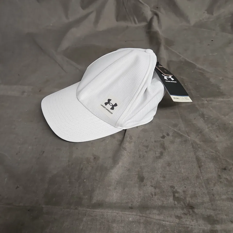 UNDER ARMOUR ISO-CHILL CAP IN ICE WHITE ONE SIZE