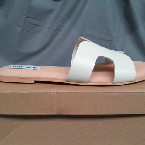 BOXED STEVE MADDEN BONE LEATHER FLAT SANDALS - UK 9