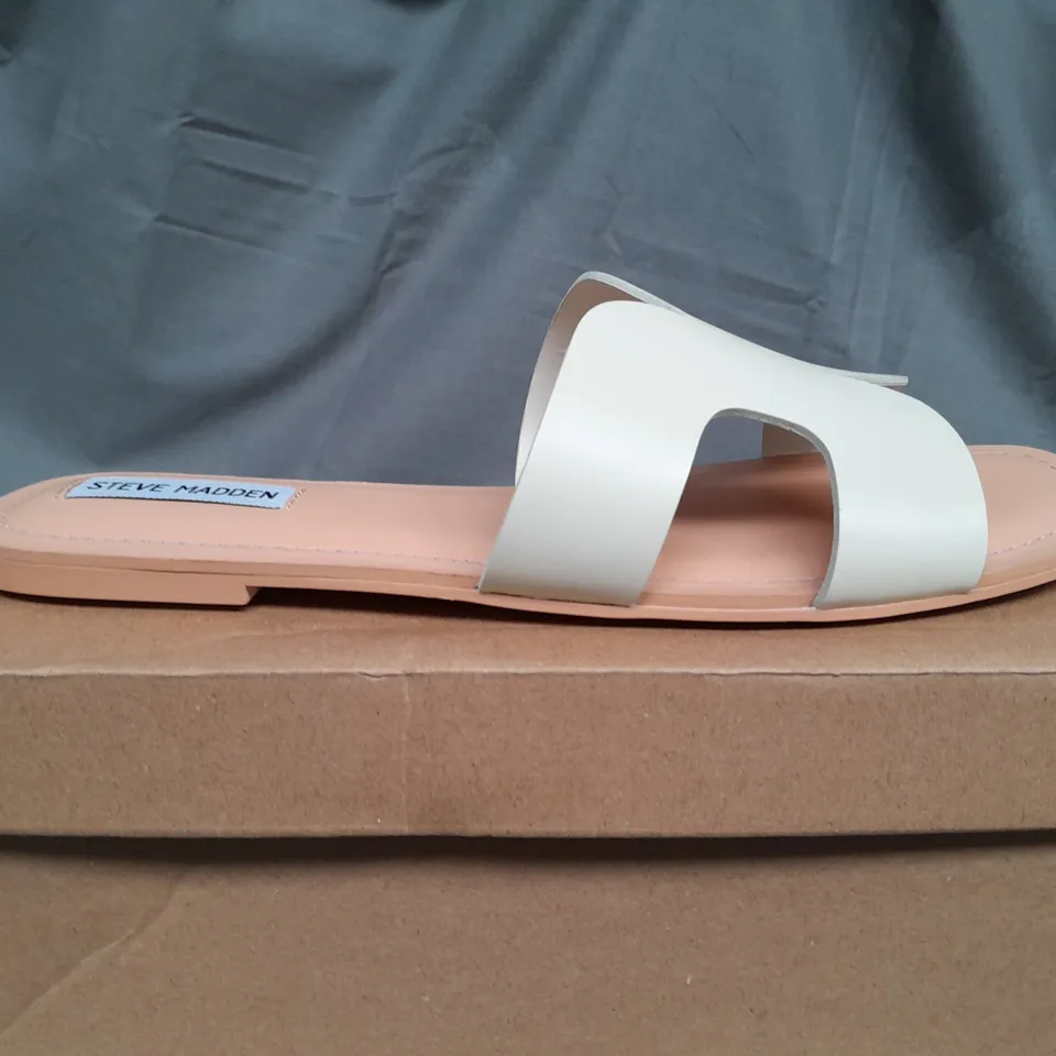 BOXED STEVE MADDEN BONE LEATHER FLAT SANDALS - UK 9 