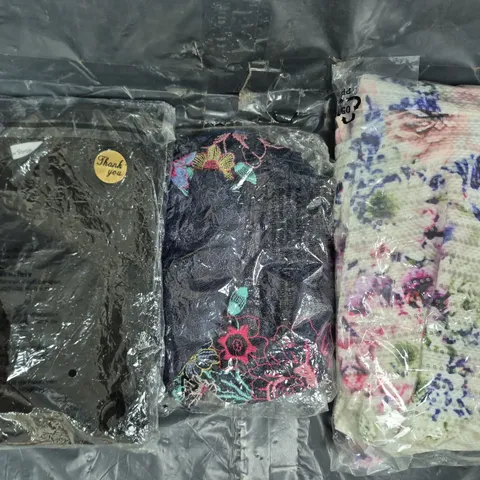 BOX OF APPROXIMATELY 5 ASSORTED CLOTHING AND FASHION ITEMS - VARIOUS COLOURS, SIZES AND STYLES