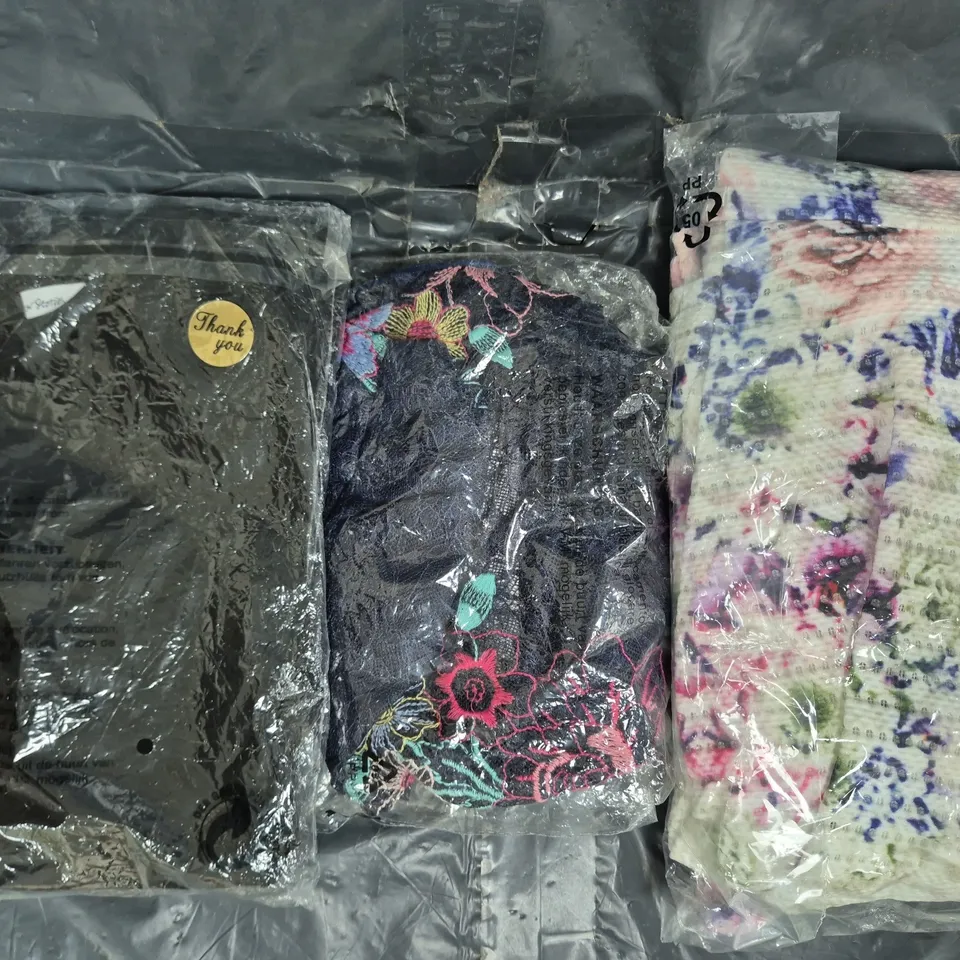 BOX OF APPROXIMATELY 5 ASSORTED CLOTHING AND FASHION ITEMS - VARIOUS COLOURS, SIZES AND STYLES