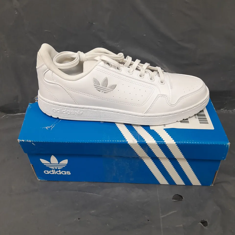 BOXED PAIR OF ADIDAS UNISEX NY 90 TRAINERS IN WHITE - 9