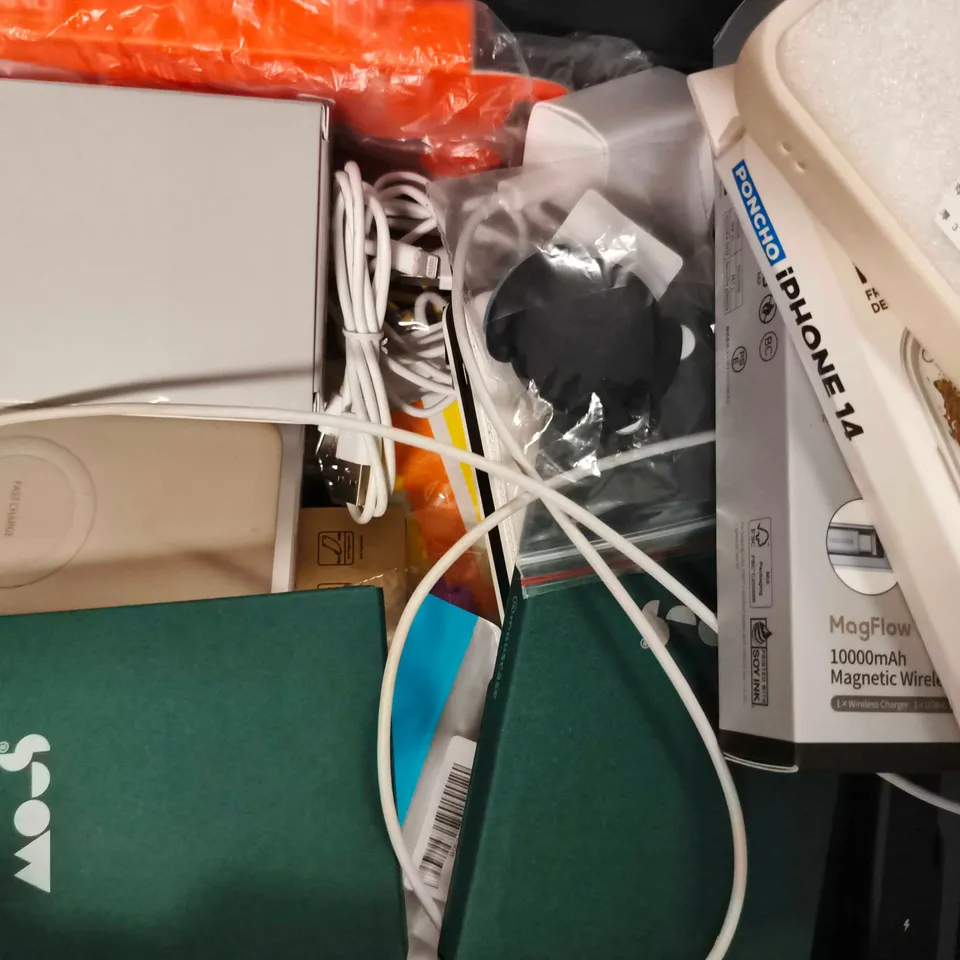 APPROXIMATELY 15 ASSORTED HOUSEHOLD ITEMS TO INCLUDE UGREEN 2-IN-1 WIRELESS CHARGER, WATT BUDDY 5000MAH POWER BANK, ETC