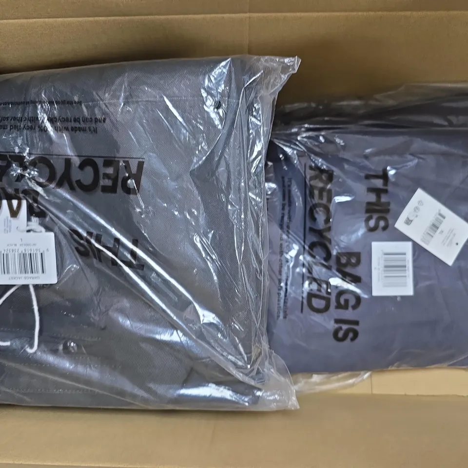 APPROXIMATELY 10 ASSORTED CLOTHING ITEMS IN VARIOUS SIZES, COLOURS & STYLES TO INCLUDE GARAGE JACKET, HEABY WEIGHT TEE, ETC
