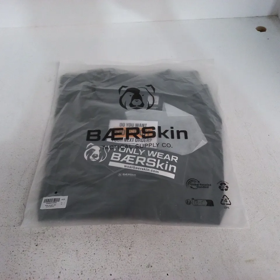 BAGGED BAERSKIN RAIN JACKET IN DARK GREEN - EU L