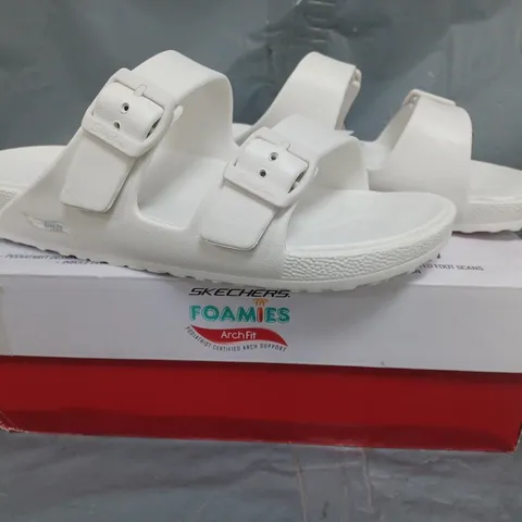 BOXED PAIR OF SKECHERS ARCH FIT FOAMIES SLIDE SANDALS IN WHITE SIZE 7
