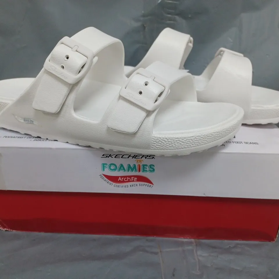 BOXED PAIR OF SKECHERS ARCH FIT FOAMIES SLIDE SANDALS IN WHITE SIZE 7