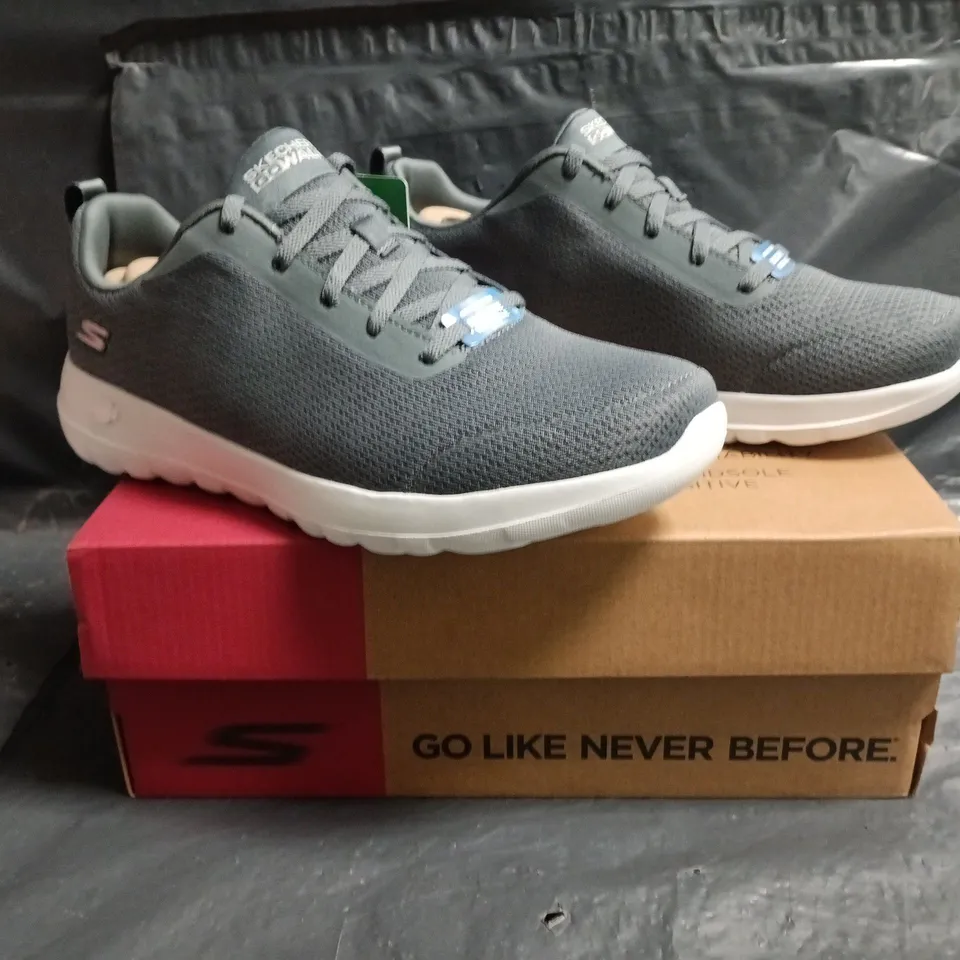 BOXED PAIR OF SKECHERS GO WALK TRAINERS IN GREY SIZE UK 5