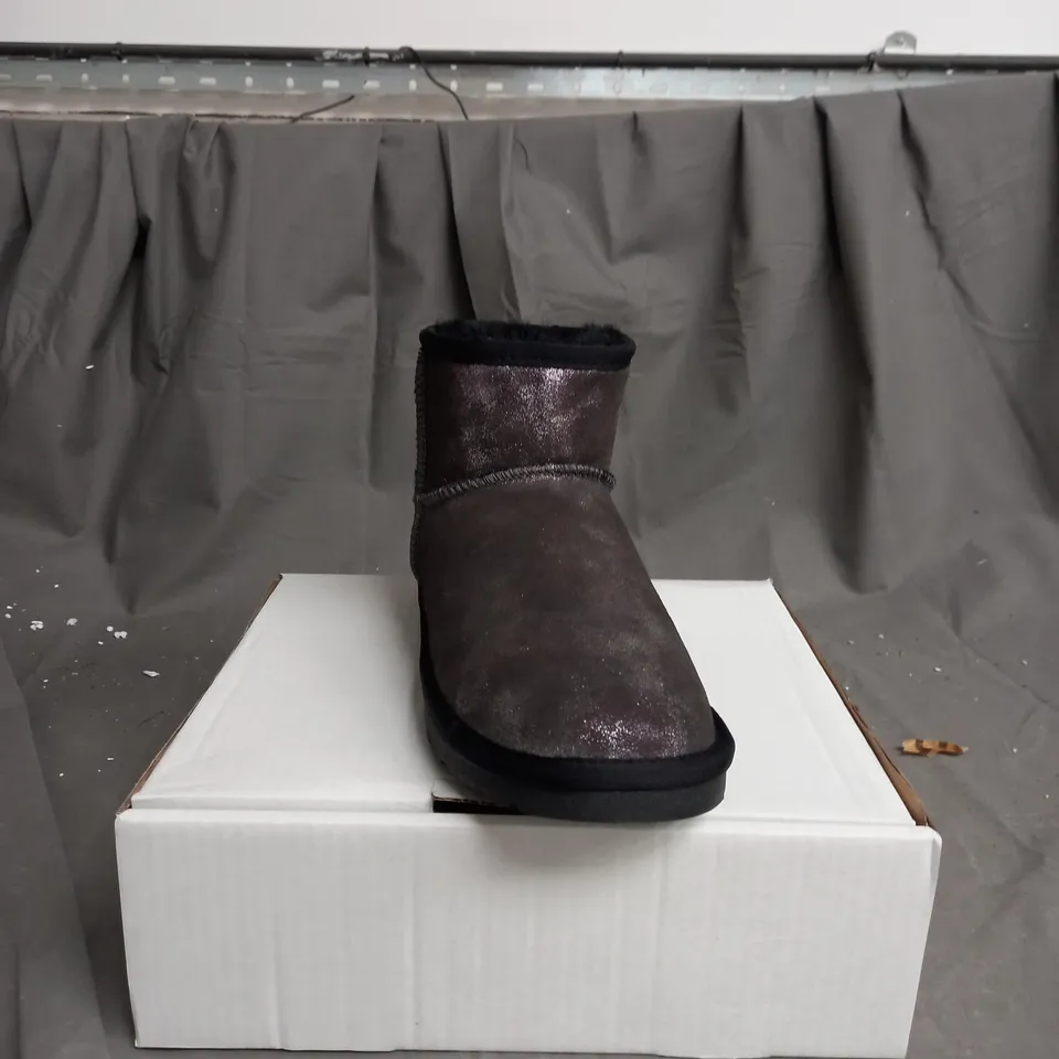 BOXED LOW GLITTER SHOES SIZE 7