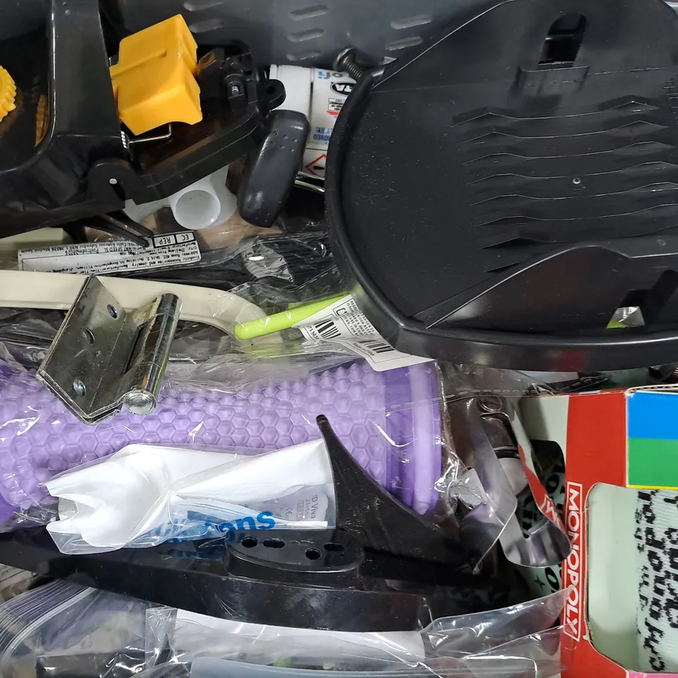APPROXIMATELY 10 ASSORTED HOUSEHOLD ITEMS TO INCLUDE DREAMCATCHER, ETC
