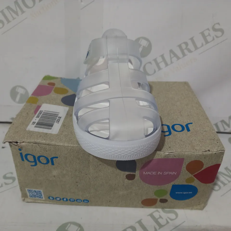BOXED PAIR OF IGOR KIDS SANDALS IN CLEAR/WHITE SIZE 22