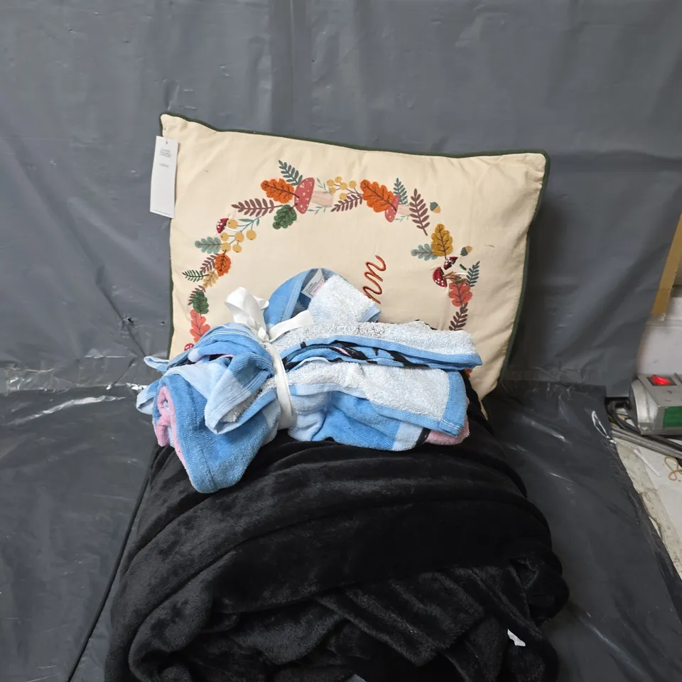 APPROXIMATELY 12 ASSORTED HOMEWARE ITEMS TO INCLUDE CUSHIONS, TOWELS, THROWS, ETC